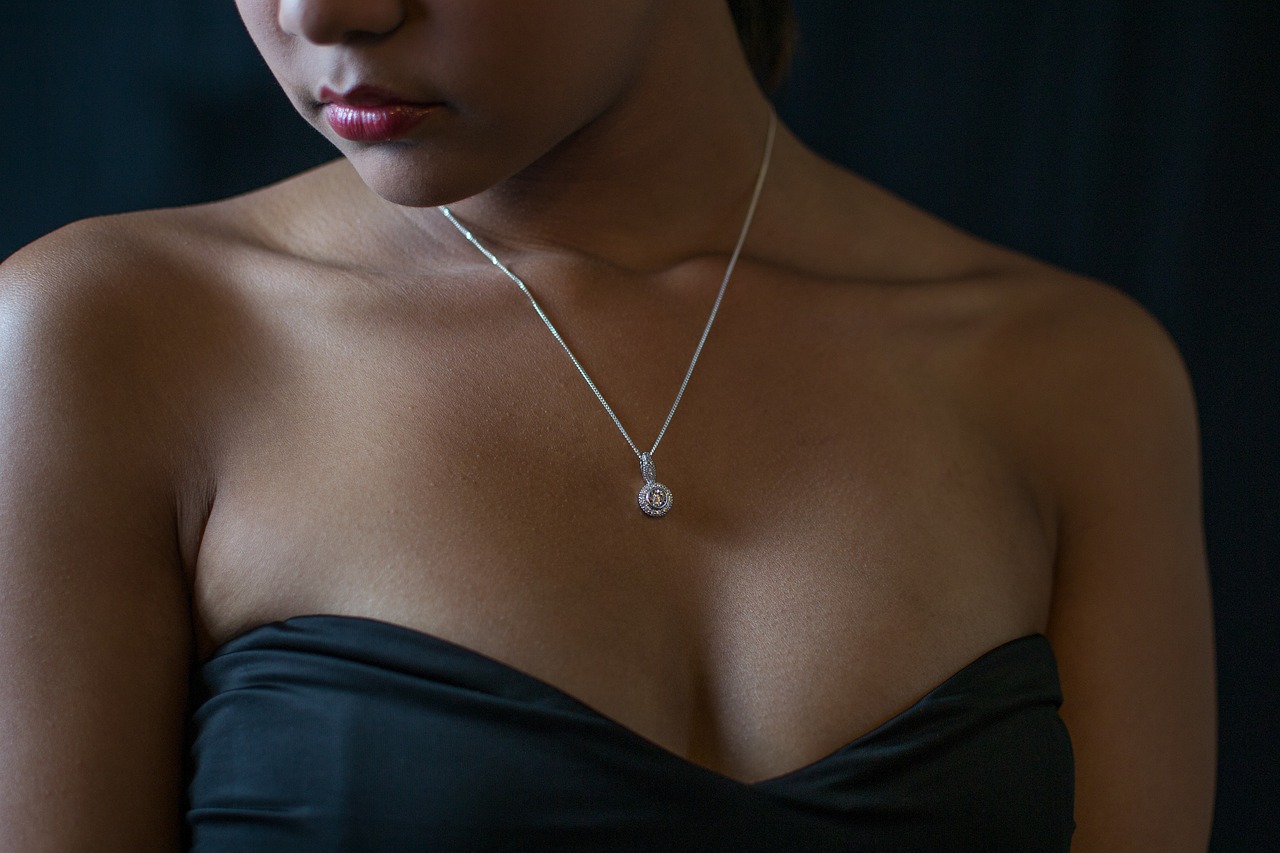 Comment porter un collier fin pour femme avec délicatesse et élégance ?
